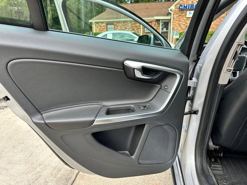 Used 2015 Volvo V60 T5 Platinum image 19