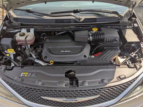Used 2017 Chrysler Pacifica Touring FWD image 22