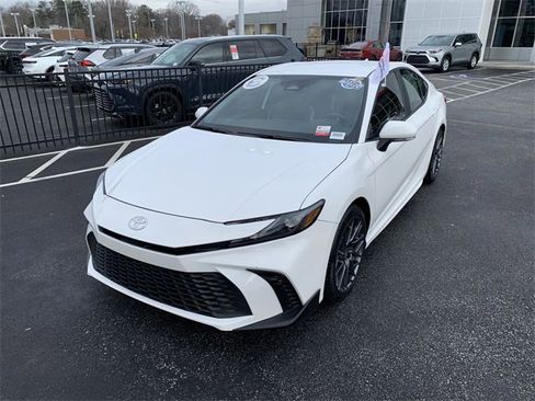 Used 2025 Toyota Camry SE image 1