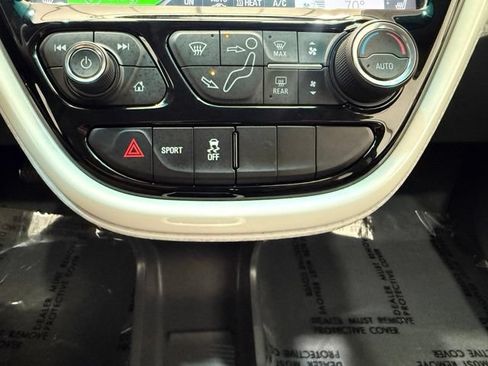 Used 2020 Chevrolet Bolt Premier w/ Infotainment Package FWD image 33