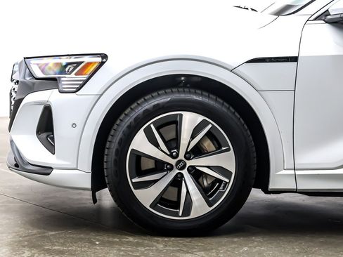 Used 2024 Audi Q8 e-tron Premium Plus w/ Premium Plus Package image 11