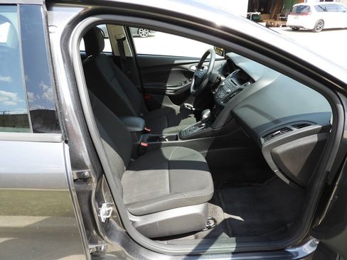 Used 2017 Ford Focus SE FWD image 29