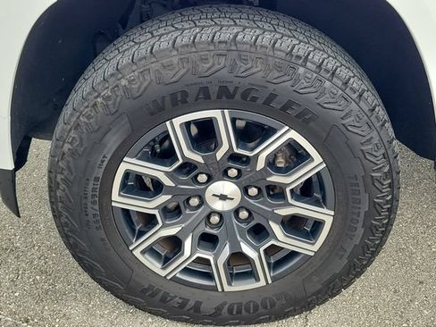 Used 2023 Chevrolet Colorado Z71 w/ Z71 Convenience Package 2 AWD/4WD image 7