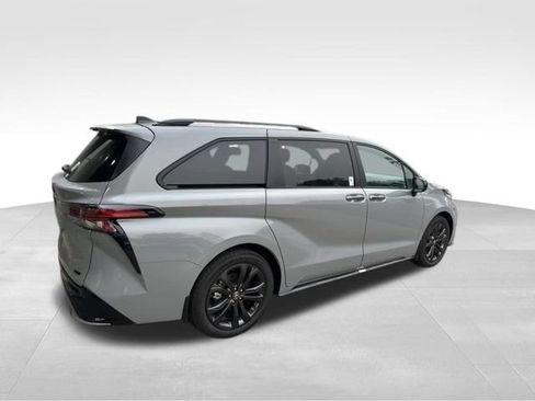 Used 2026 Toyota Sienna XSE FWD image 7