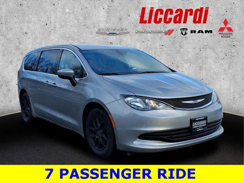 Used 2017 Chrysler Pacifica Touring image 1