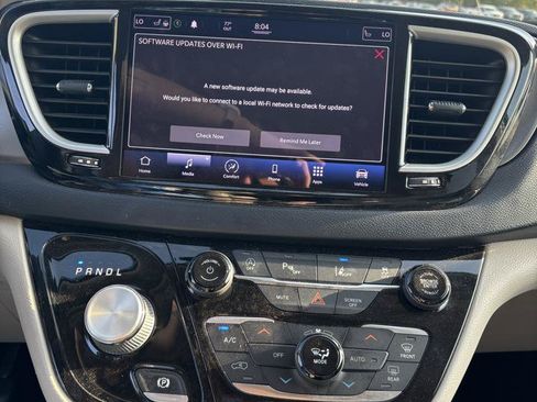 Used 2021 Chrysler Pacifica Touring-L FWD image 16