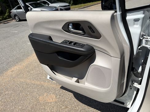 Used 2024 Chrysler Pacifica Touring-L FWD image 14