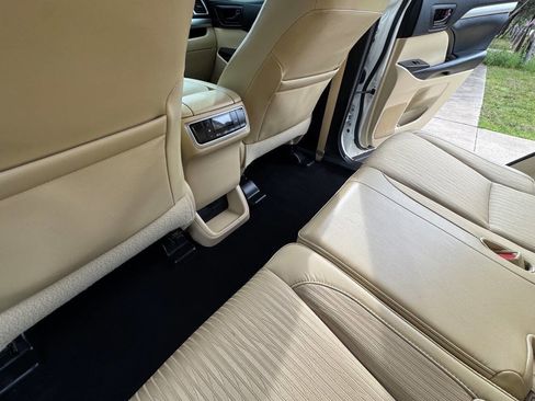 Used 2015 Toyota Highlander Plus FWD image 27