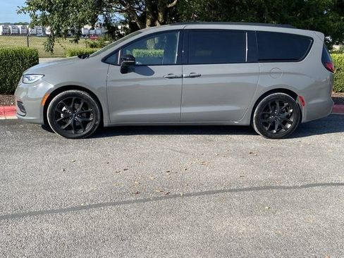 Used 2025 Chrysler Pacifica Limited FWD image 2
