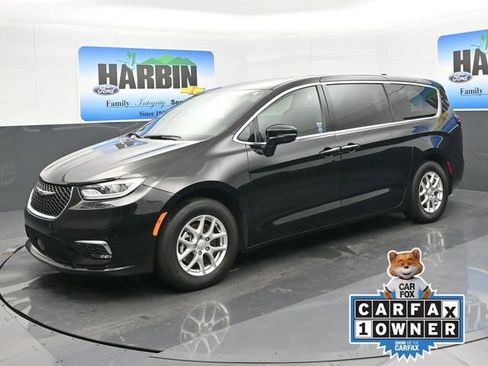 Used 2025 Chrysler Pacifica Select image 1