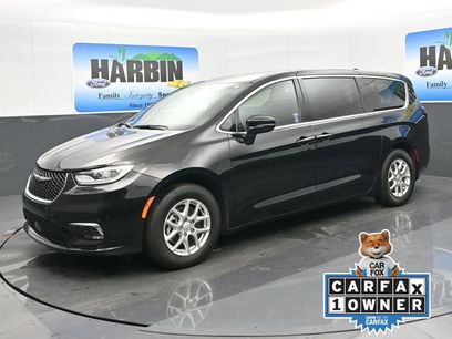 Used 2025 Chrysler Pacifica Select