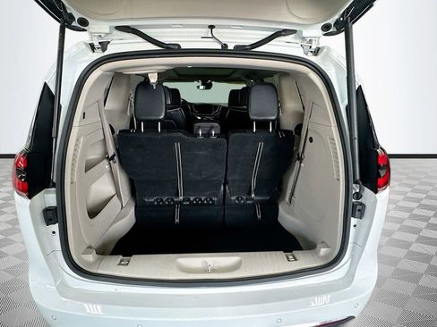 Used 2023 Chrysler Pacifica Limited image 22