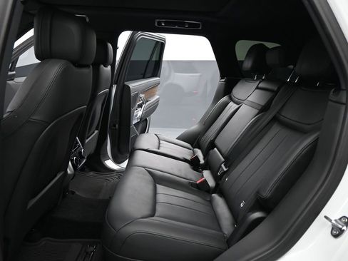 Used 2025 Land Rover Range Rover SE image 16