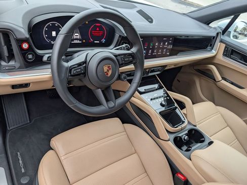 Certified 2025 Porsche Cayenne image 4