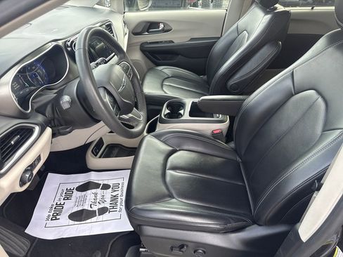 Used 2023 Chrysler Pacifica Touring-L FWD image 15
