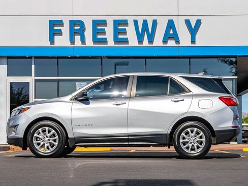 Used 2020 Chevrolet Equinox LS FWD image 2