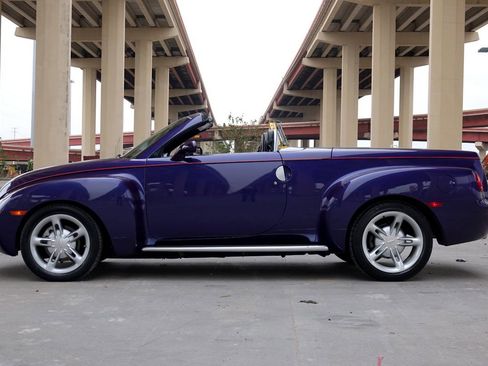 Used 2004 Chevrolet SSR w/ Preferred Equipment Group image 12