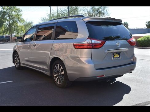 Used 2018 Toyota Sienna Limited Premium w/ Preferred Accessory Package FWD image 6