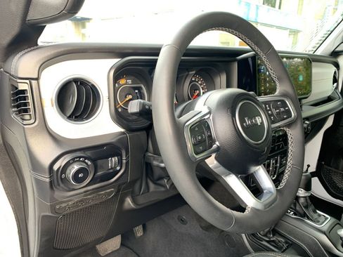 Used 2025 Jeep Wrangler Sahara image 33
