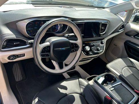 Used 2018 Chrysler Pacifica Limited w/ Advanced Safetytec Group FWD image 8