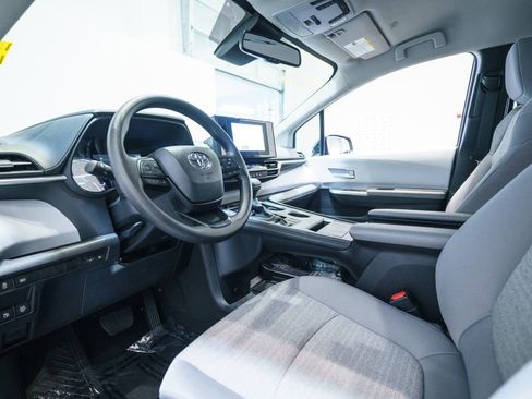 Certified 2026 Toyota Sienna LE FWD image 4