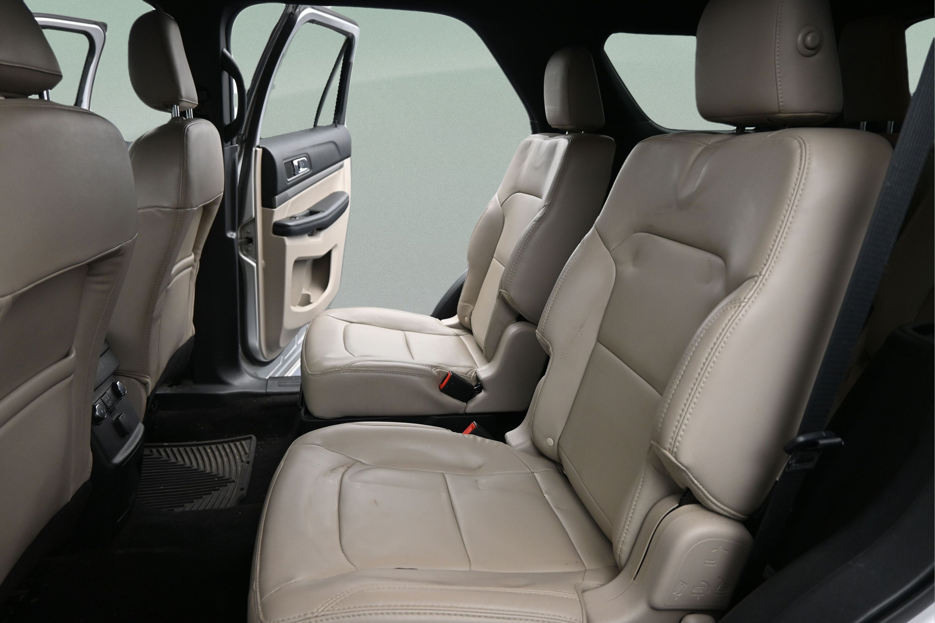 Used 2019 Ford Explorer XLT w/ Equipment Group 202A FWD image 23