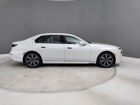 Used 2025 BMW i7 xDrive60 image 5