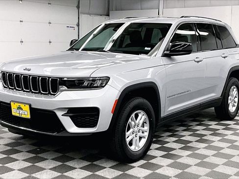 Used 2023 Jeep Grand Cherokee Laredo image 10