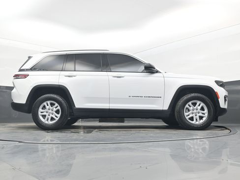 Used 2023 Jeep Grand Cherokee Laredo AWD/4WD image 29