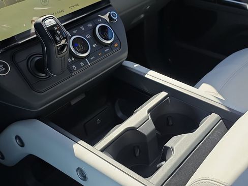 New 2026 Land Rover Defender 110 X-Dynamic SE image 24
