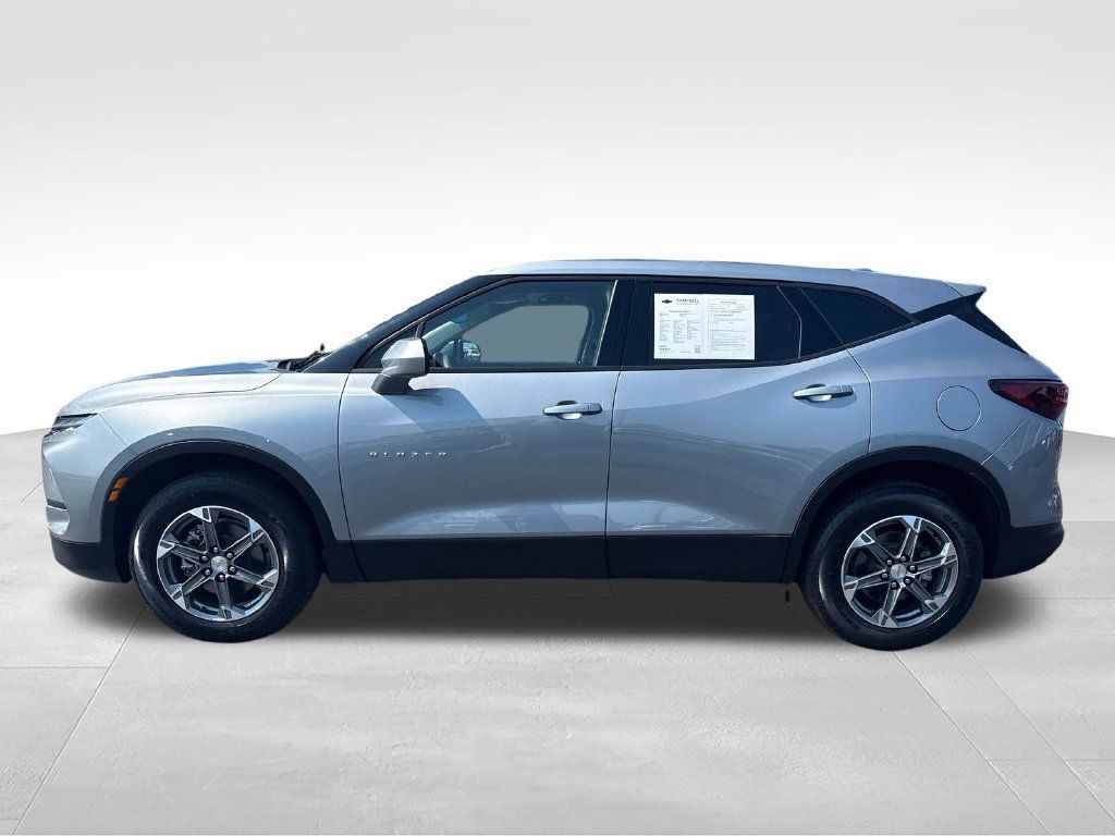 Used 2025 Chevrolet Blazer LT AWD/4WD image 2