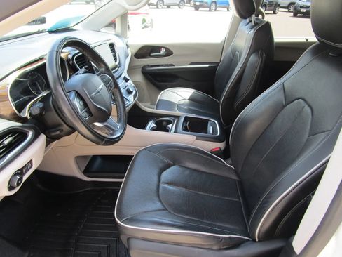 Used 2022 Chrysler Pacifica Limited FWD image 11
