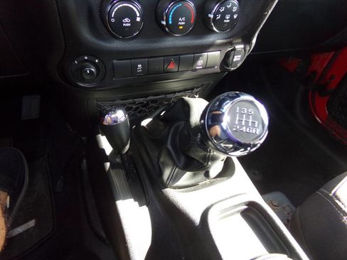 Used 2014 Jeep Wrangler Unlimited Sahara w/ Connectivity Group AWD/4WD image 58