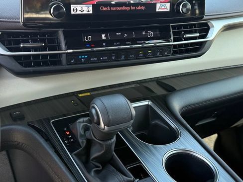 Used 2023 Toyota Sienna Platinum FWD image 19