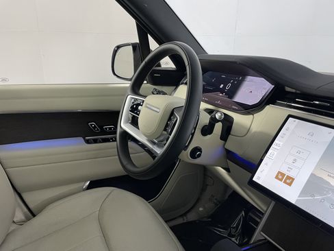 Used 2025 Land Rover Range Rover SE image 10