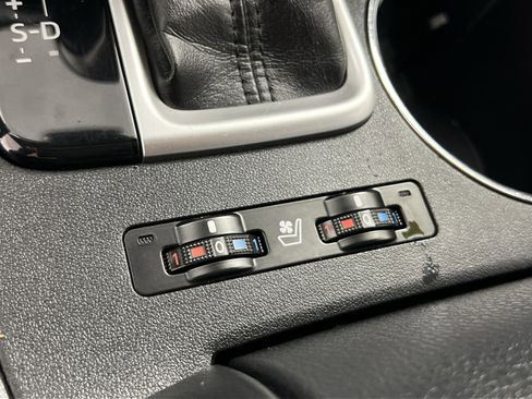 Used 2018 Toyota Highlander Limited image 32