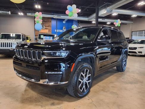 Used 2025 Jeep Grand Cherokee L Limited w/ Luxury Tech Group II image 3