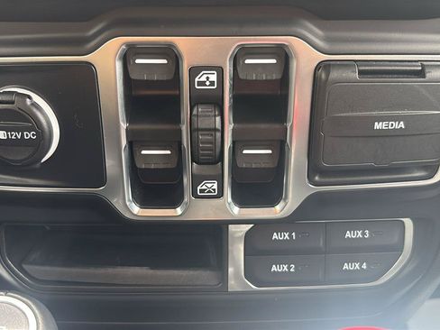 Used 2023 Jeep Wrangler Unlimited Sahara AWD/4WD image 23