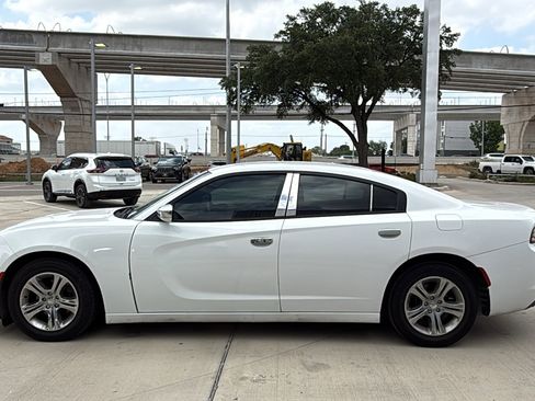 Used 2017 Dodge Charger SE w/ Popular Equipment Group RWD image 4