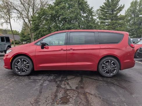 New 2026 Chrysler Pacifica Select image 5