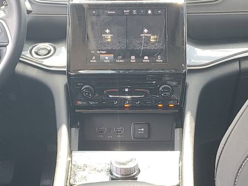 Used 2023 Jeep Grand Cherokee Laredo RWD image 15