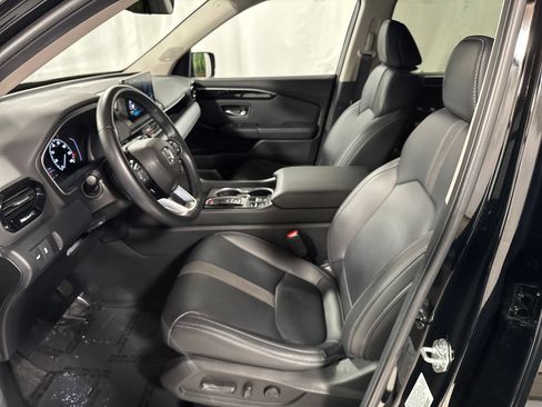 Used 2025 Honda Pilot Touring image 3