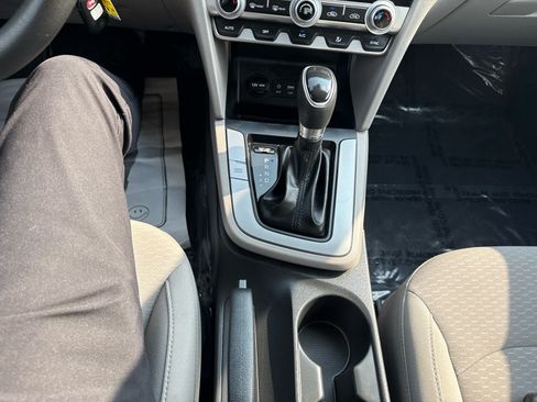 Used 2020 Hyundai Elantra SE FWD image 22