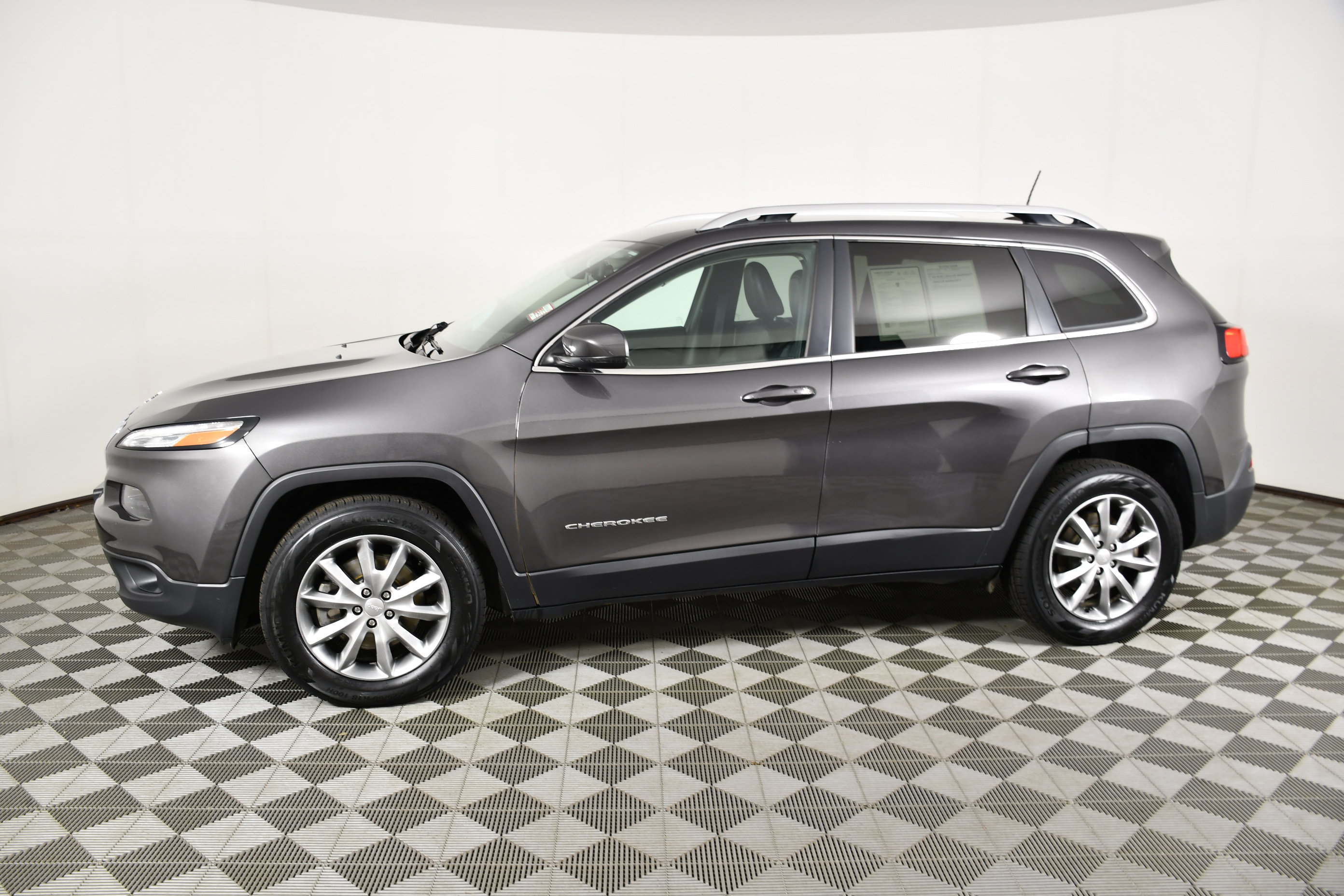 Used 2018 Jeep Cherokee Limited AWD/4WD image 9