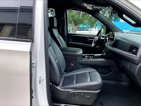 Used 2025 Chevrolet Suburban Z71 AWD/4WD image 7