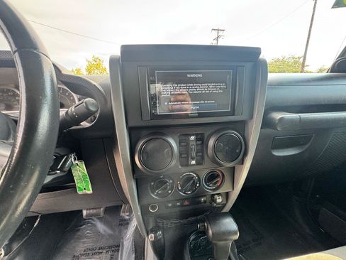 Used 2010 Jeep Wrangler Unlimited Rubicon AWD/4WD image 31