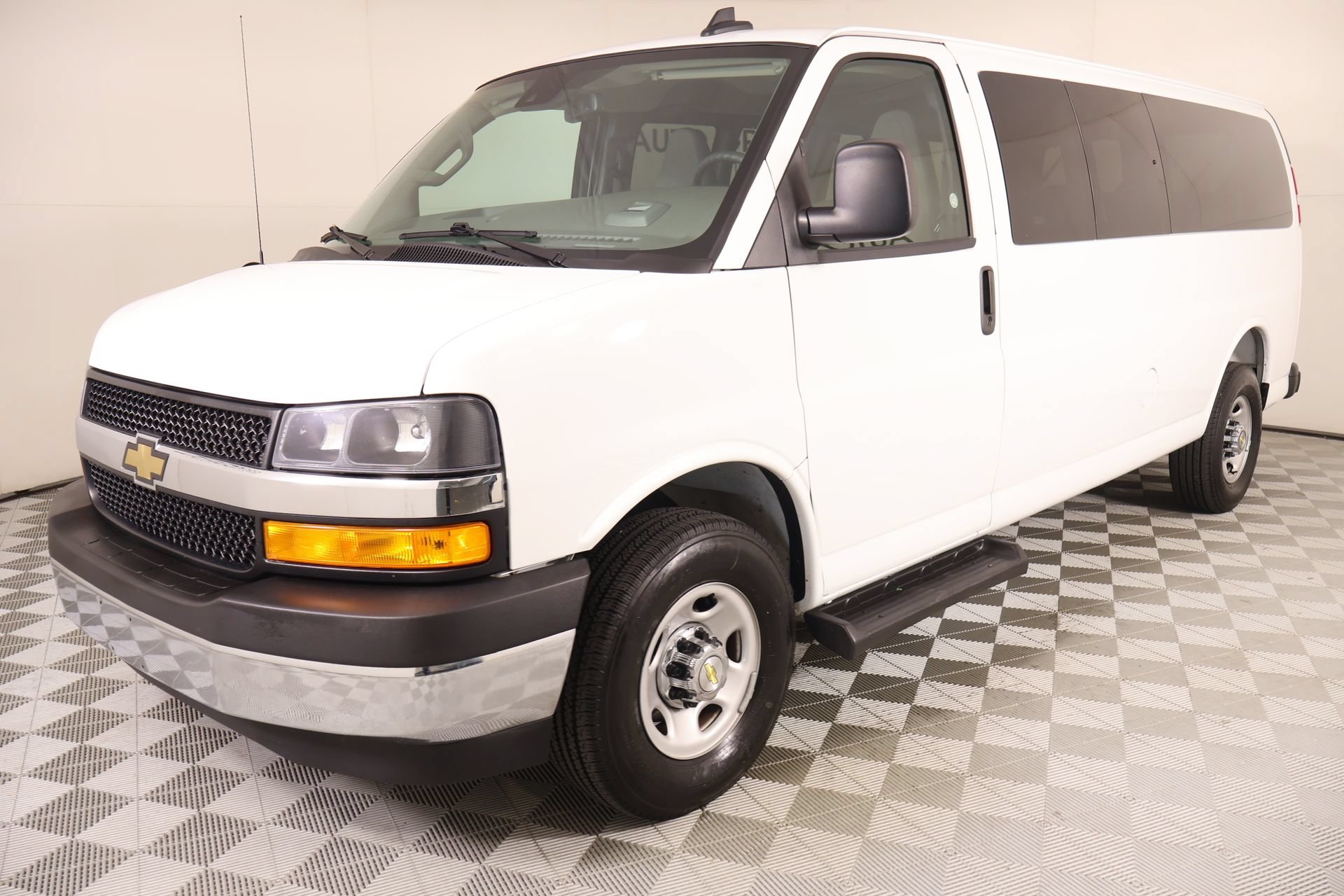 Used 2025 Chevrolet Express 3500 LT w/ LT Preferred Equipment Group RWD image 8