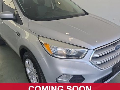 Used 2019 Ford Escape SE FWD image 2
