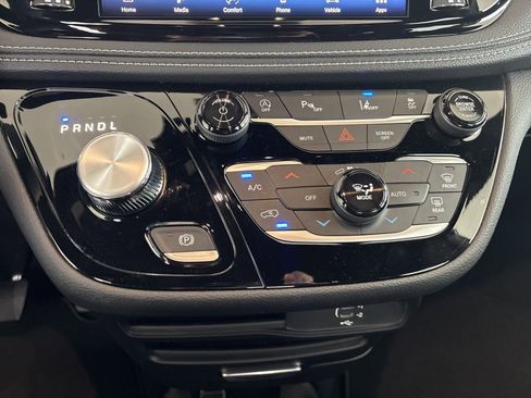 New 2026 Chrysler Pacifica Select image 21