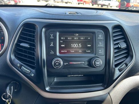 Used 2016 Jeep Cherokee Sport image 12